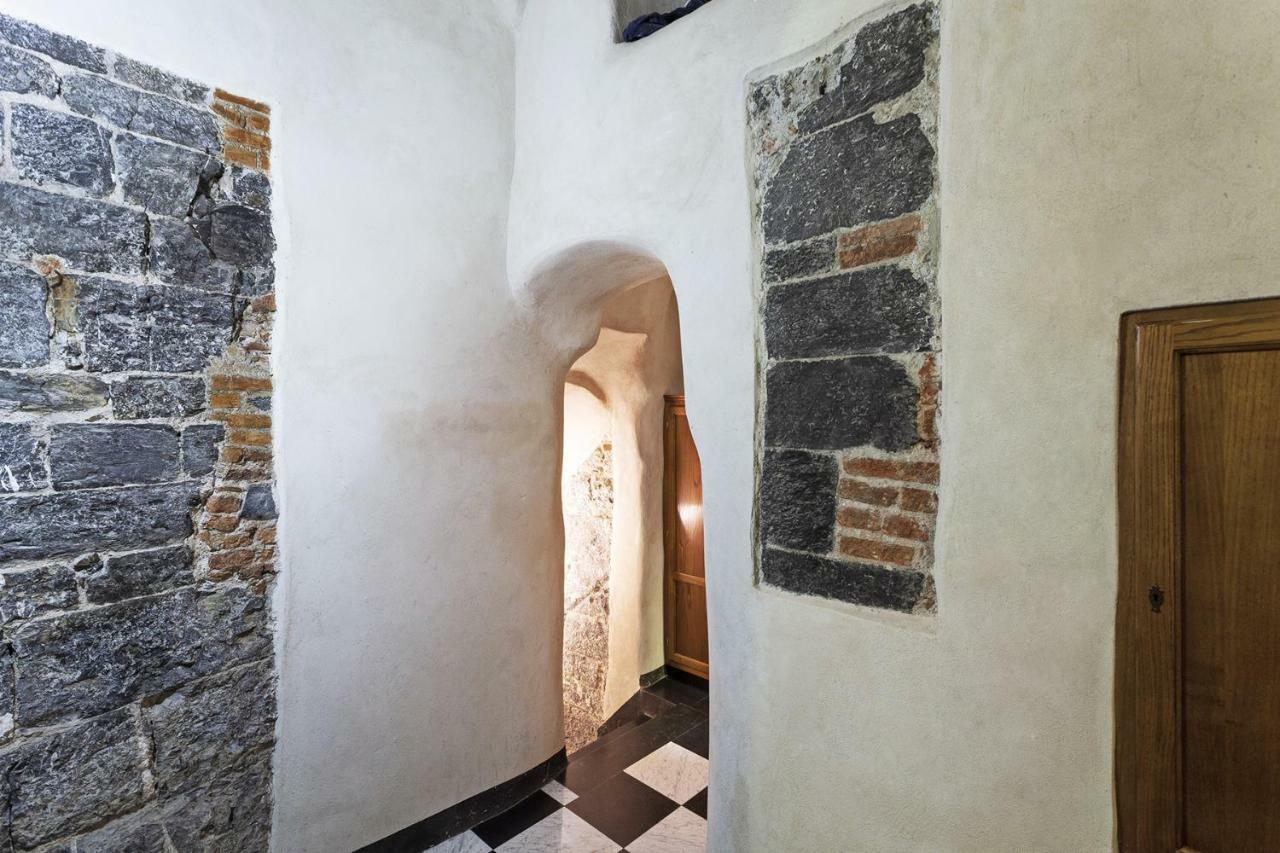Wood And Stone Apartment In The Historical Center Генуя Экстерьер фото