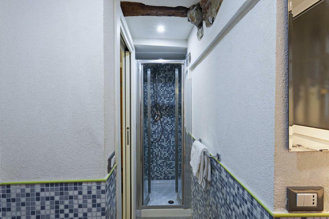 Wood And Stone Apartment In The Historical Center Генуя Экстерьер фото