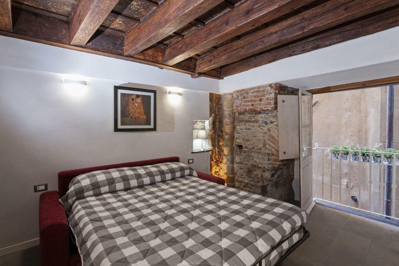 Wood And Stone Apartment In The Historical Center Генуя Экстерьер фото