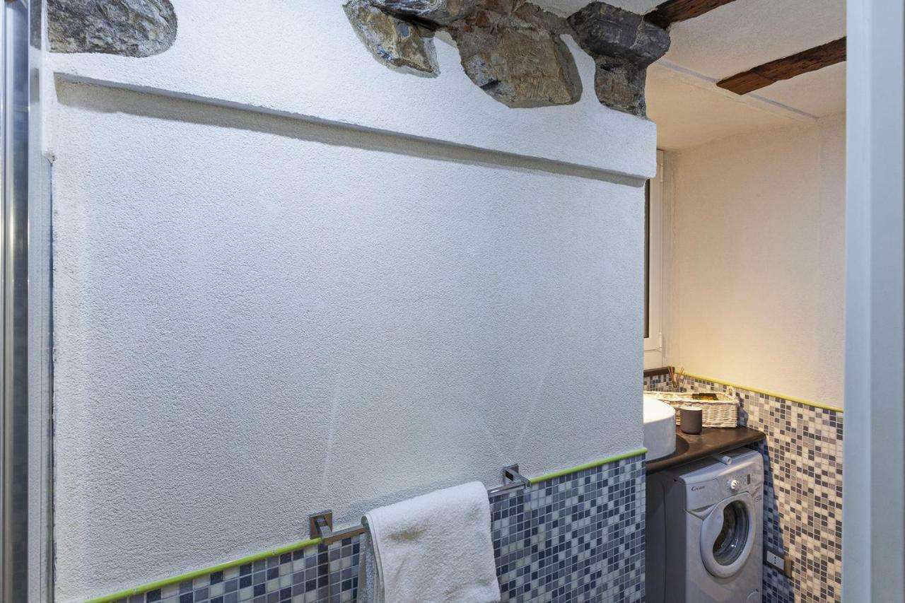 Wood And Stone Apartment In The Historical Center Генуя Экстерьер фото