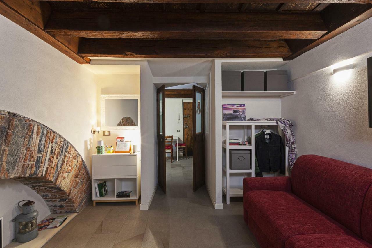 Wood And Stone Apartment In The Historical Center Генуя Экстерьер фото
